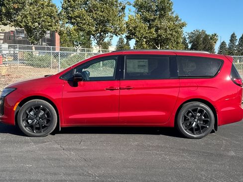 New 2027 Chrysler Pacifica Limited FWD image 6