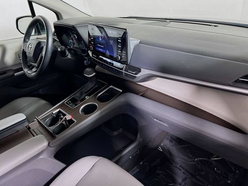 Certified 2024 Toyota Sienna XLE FWD image 26