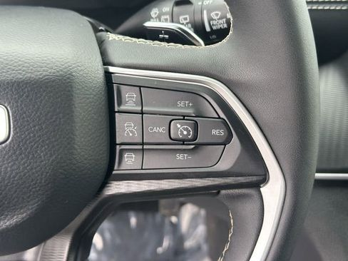 Used 2025 Jeep Grand Cherokee Altitude image 14