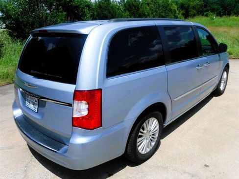 Used 2012 Chrysler Town & Country Touring-L w/ Premium Group FWD image 6