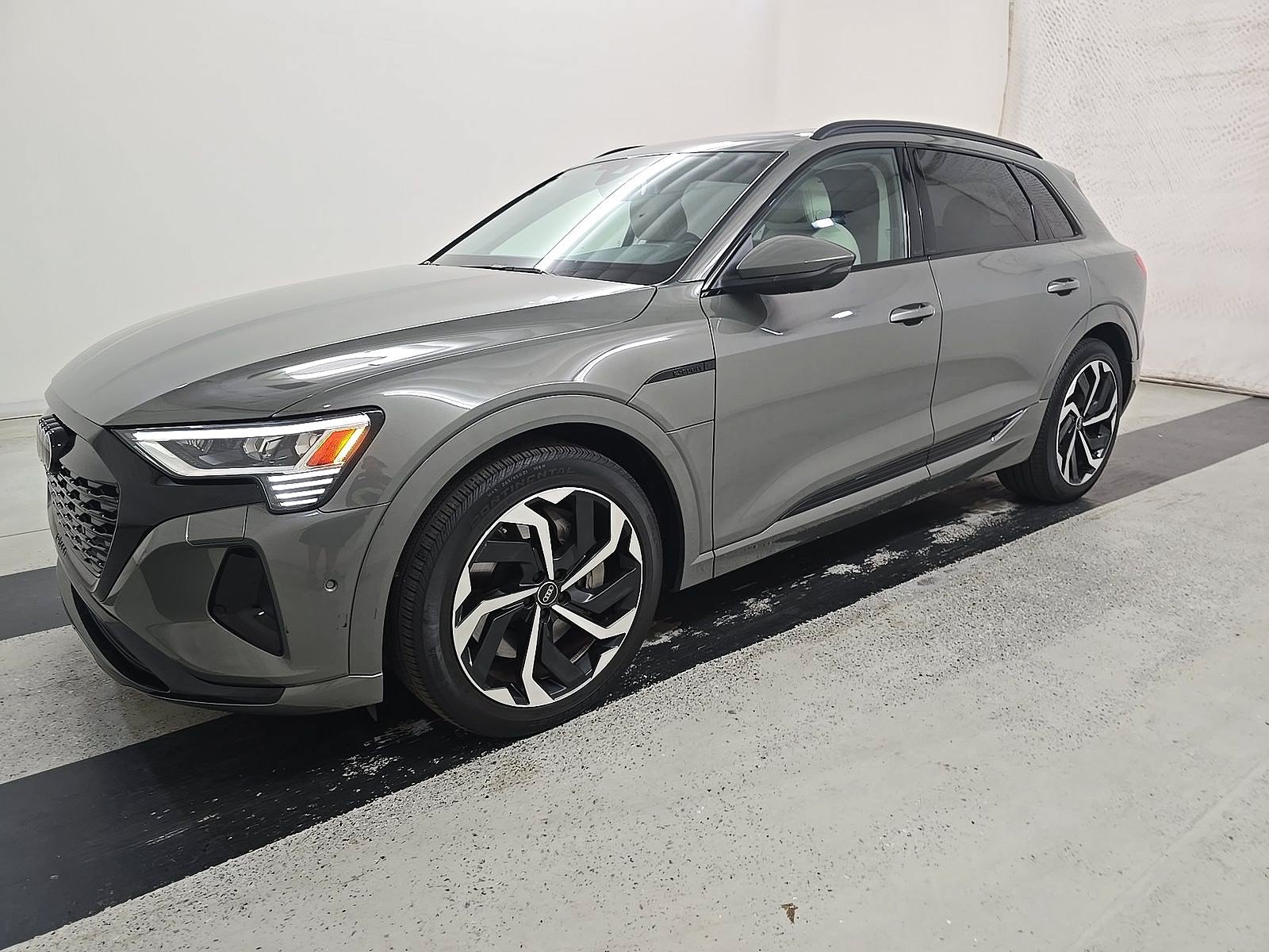 Used 2024 Audi Q8 e-tron Premium Plus w/ Premium Plus Package AWD/4WD image 3