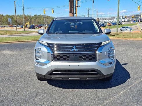 Used 2023 Mitsubishi Outlander SE image 2