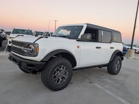 Used 2025 Ford Bronco Badlands AWD/4WD image 3