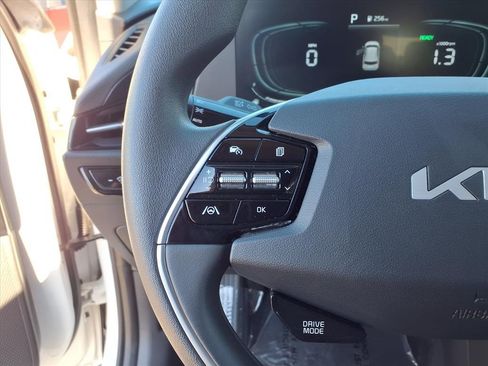 Used 2025 Kia Niro LX image 16