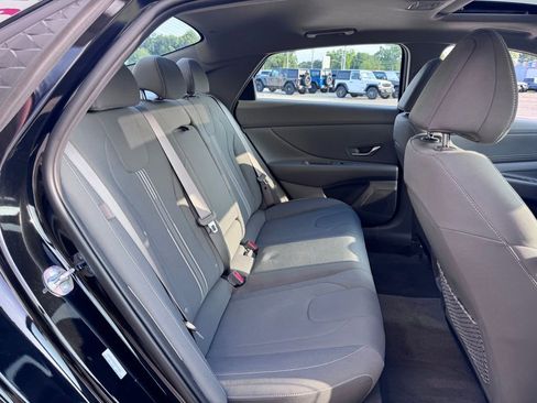 Used 2025 Hyundai Elantra SEL FWD image 21