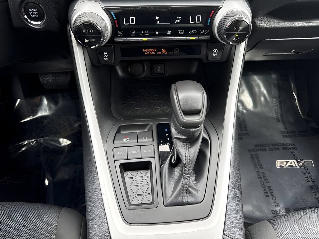 Used 2022 Toyota RAV4 XLE FWD image 18