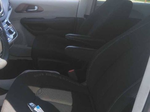 Used 2023 Chrysler Voyager LX image 3