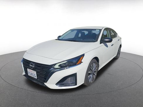 Used 2025 Nissan Altima 2.5 SV image 3