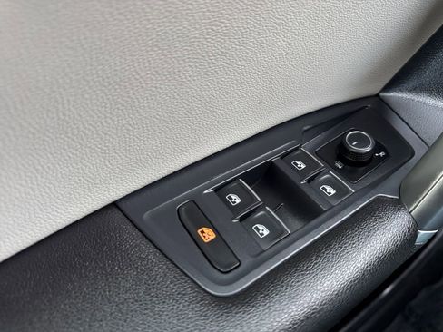 Used 2018 Volkswagen Tiguan SE w/ Panoramic Sunroof Package image 28