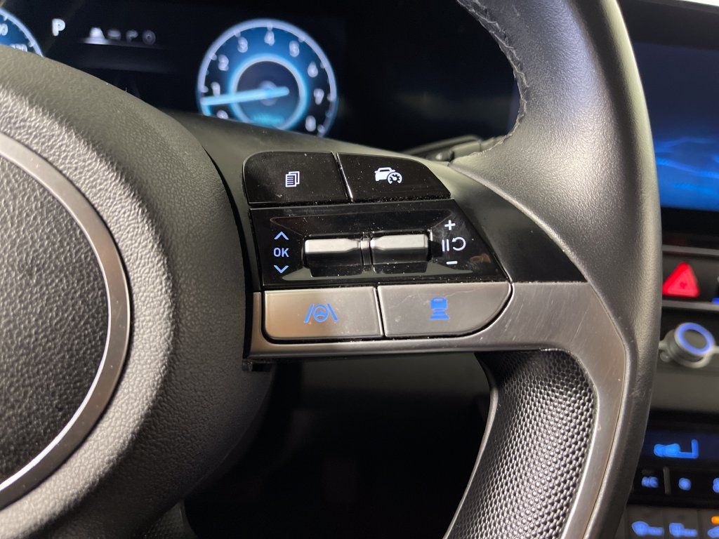 Certified 2025 Hyundai Elantra Limited FWD image 30