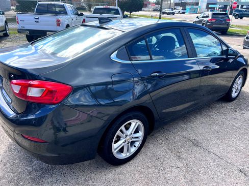 Used 2017 Chevrolet Cruze LT w/ Convenience Package image 4