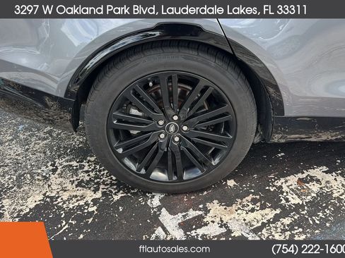 Used 2020 Land Rover Discovery HSE image 11