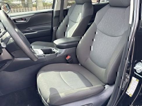 Used 2025 Toyota RAV4 XLE AWD/4WD image 18