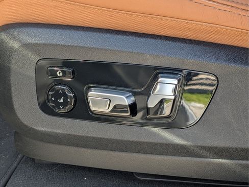 Used 2023 BMW X7 xDrive40i w/ Parking Assistance Package AWD/4WD image 19