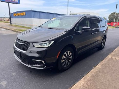 Used 2023 Chrysler Pacifica Touring-L FWD image 4