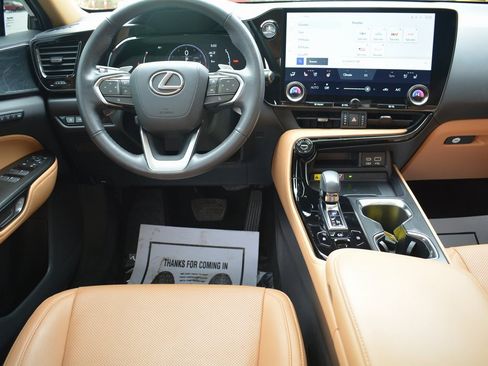 Used 2024 Lexus NX 250 FWD image 3