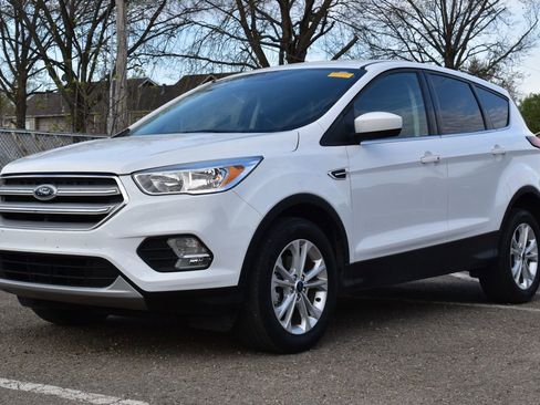 Used 2019 Ford Escape SE image 1