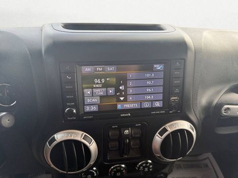 Used 2018 Jeep Wrangler Unlimited Sahara w/ Connectivity Group image 22