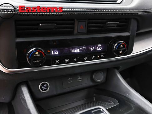 Used 2023 Nissan Rogue SV AWD/4WD image 18