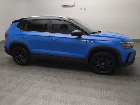 Used 2023 Volkswagen Taos SE w/ Panoramic Sunroof Package FWD image 11
