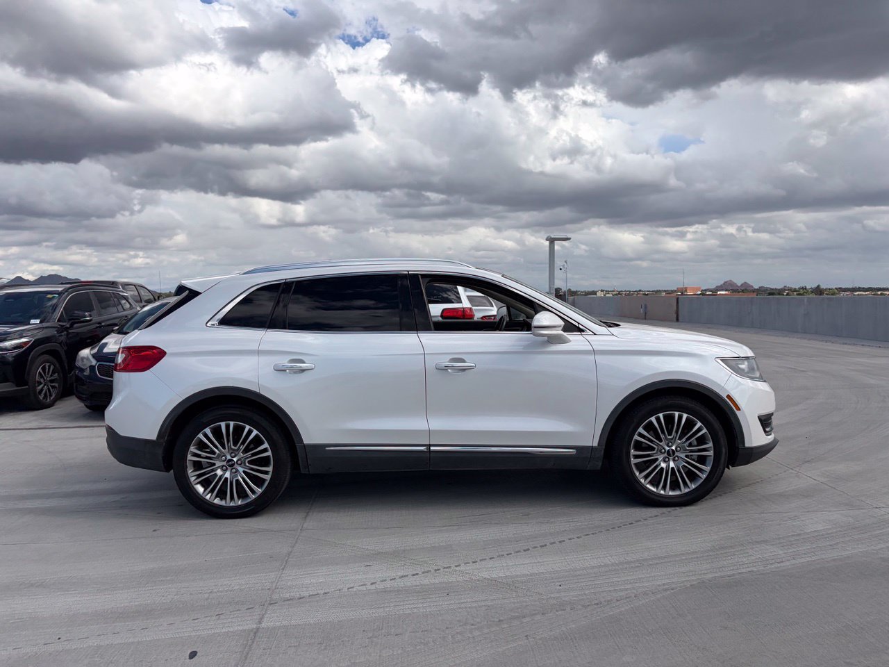 Used 2017 Lincoln MKX Reserve w/ Driver Assistance Package FWD image 3