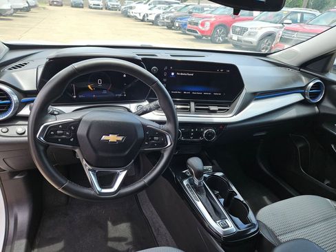 Used 2025 Chevrolet Trax LT w/ LT Convenience Package FWD image 16