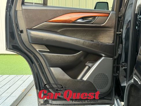 Used 2016 Cadillac Escalade Luxury AWD/4WD image 12