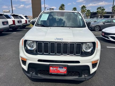 Used 2023 Jeep Renegade Latitude AWD/4WD image 2