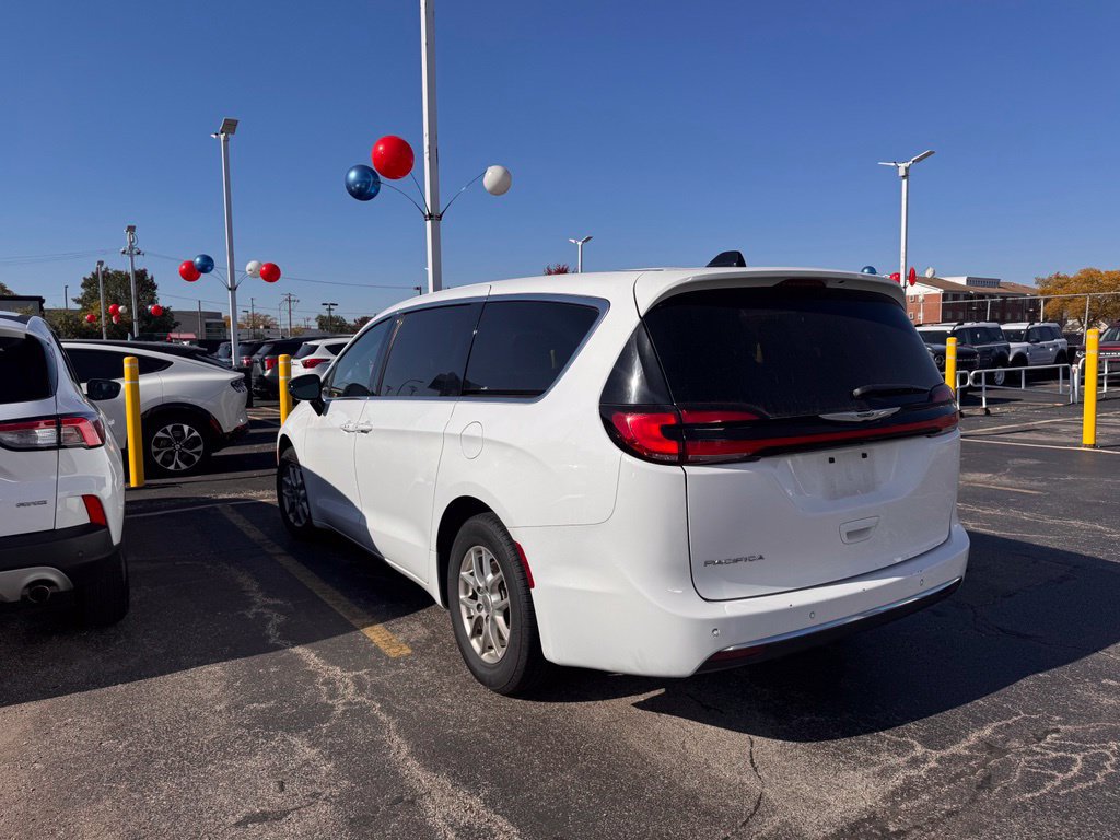 Used 2025 Chrysler Pacifica Select FWD image 14