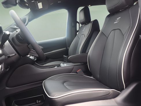 New 2027 Chrysler Pacifica Limited FWD image 11