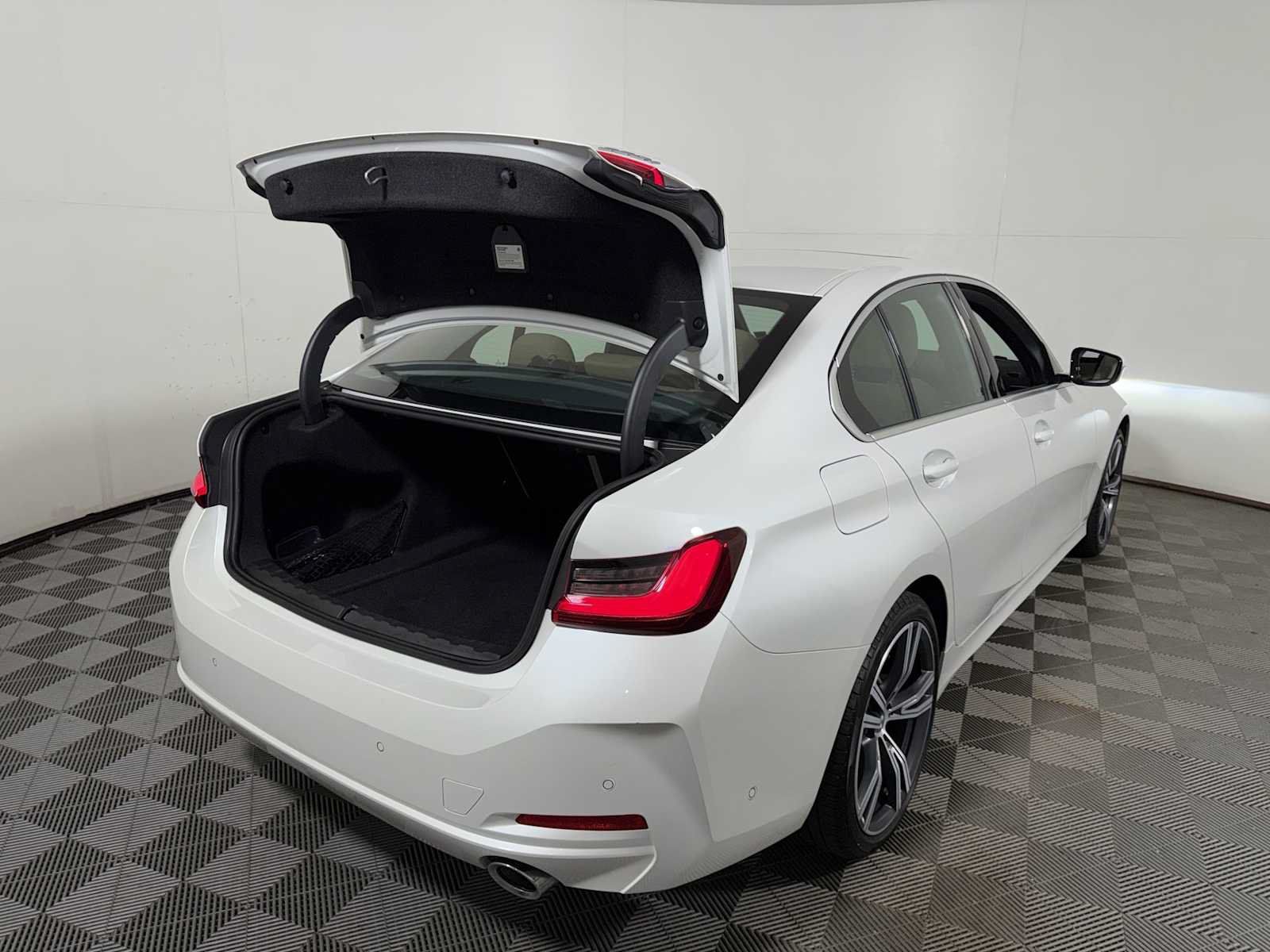 Used 2024 BMW 330i xDrive Sedan w/ Convenience Package AWD/4WD image 23