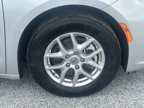 Used 2023 Chrysler Pacifica Touring-L FWD image 12