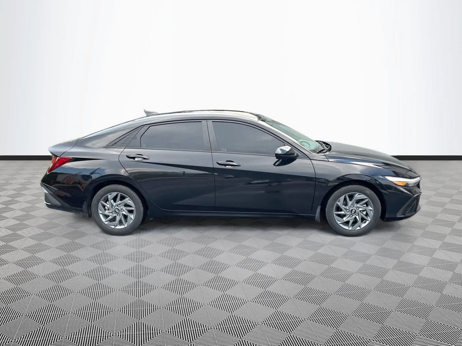 Used 2024 Hyundai Elantra SEL FWD image 4
