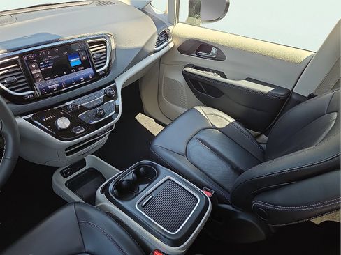 Used 2024 Chrysler Pacifica Touring-L FWD image 12