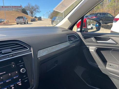 Used 2023 Volkswagen Tiguan SE w/ Panoramic Sunroof Package image 28