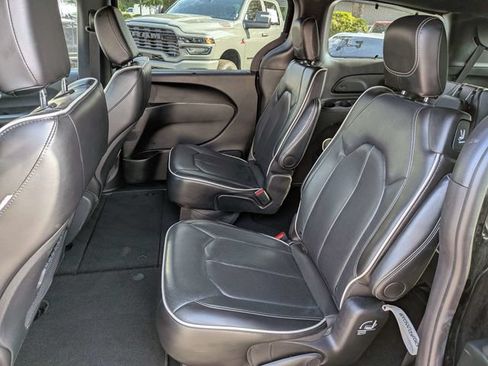 Used 2025 Chrysler Pacifica Limited FWD image 14