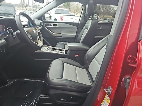 Used 2023 Ford Explorer XLT w/ Equipment Group 202A image 9