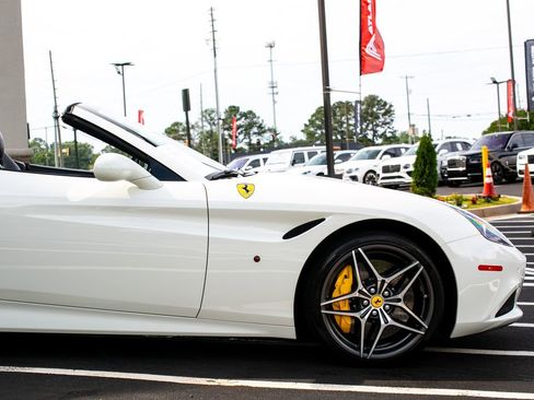 Used 2015 Ferrari California T RWD image 12