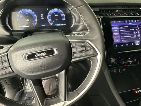 Certified 2025 Jeep Grand Cherokee Altitude AWD/4WD image 16