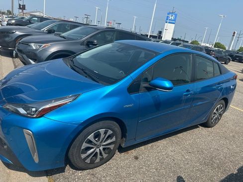 Used 2022 Toyota Prius LE AWD/4WD image 2
