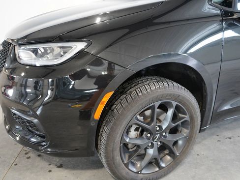Used 2023 Chrysler Pacifica Touring-L w/ Uconnect Theater Family Group AWD/4WD image 8
