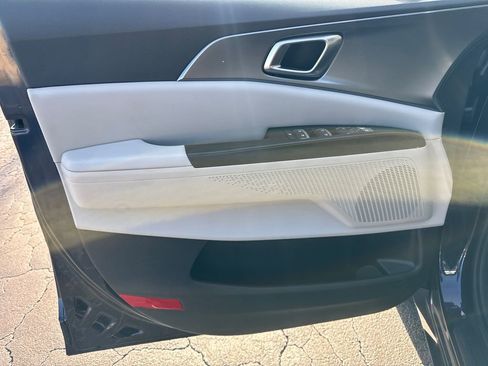 Certified 2023 Kia Carnival LX image 11