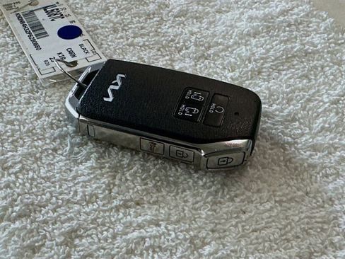 Used 2023 Kia Carnival LX image 30