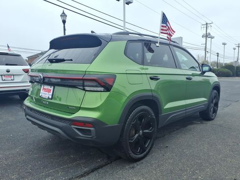 Used 2025 Volkswagen Taos SE image 2