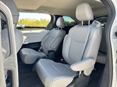 Used 2025 Toyota Sienna XLE AWD/4WD image 23