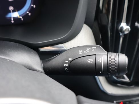 Used 2025 Volvo XC60 B5 Plus image 23