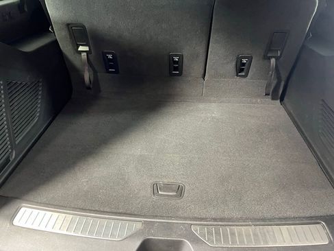 Used 2025 Chevrolet Suburban RST image 33