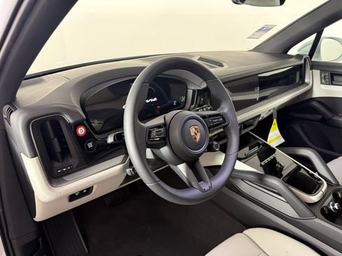 Certified 2025 Porsche Cayenne image 4
