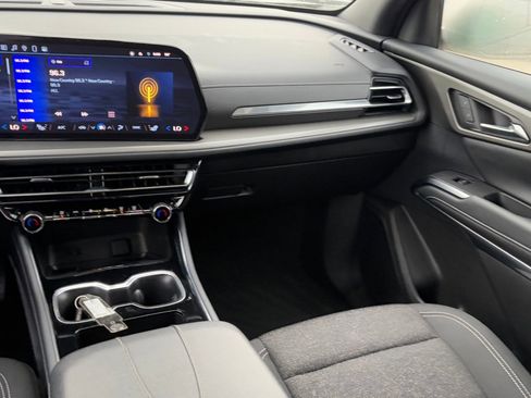 Used 2025 Chevrolet Traverse LT image 14