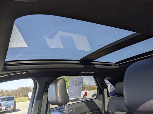 Used 2024 Ford Edge ST-Line w/ Class II Trailer Tow Package image 3